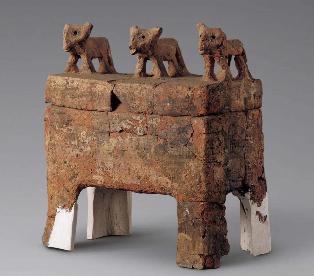 3900年前的文物“汪星人”撞脸当代表情包：一场跨越千年的萌系对话